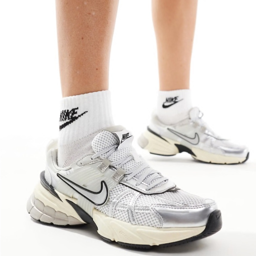 Pre - Loved Nike V2K Run sneakers in white and silver - Picture 6 of 8